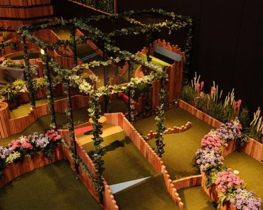 Course detail with vine arches